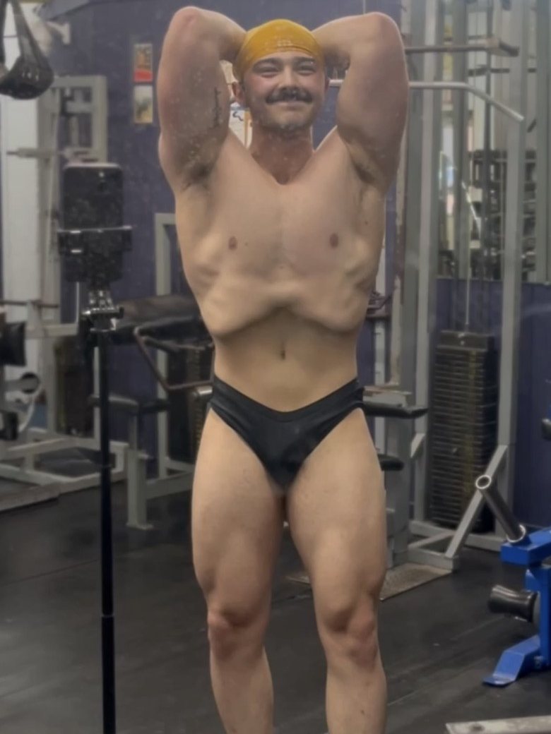 Peyton abs and thigh pose before
